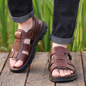 sandalia masculina casual detalhes marrom de frente